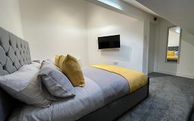 Newly Refurbished Clarendon Apartments, Free Wifi, Parking